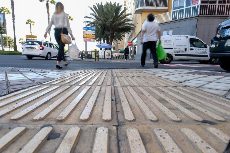 LAS PALMAS DE GRAN CANARIA  04-11-18  LAS PALMAS DE GRAN CANARIA. Peligro. Guias para invidentes en la acera que no llevan a ninguna paso de cebra . FOTOS: JUAN CASTRO  | 04/12/2018 | Fotógrafo: Juan Carlos Castro