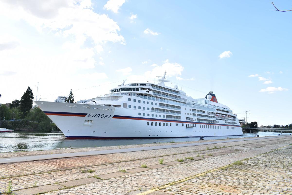 El crucero Europa en el Puerto de Sevilla,  es el crucero de mayores dimensiones que ha operado la pasada temporada en el Puerto de Sevilla.