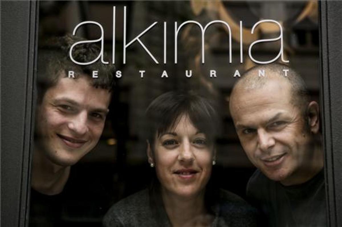 Hannes Eberhard, Sònia Profitós y Jordi Vilà, bajo el letrero de Alkimia. Foto: Joan Cortadellas