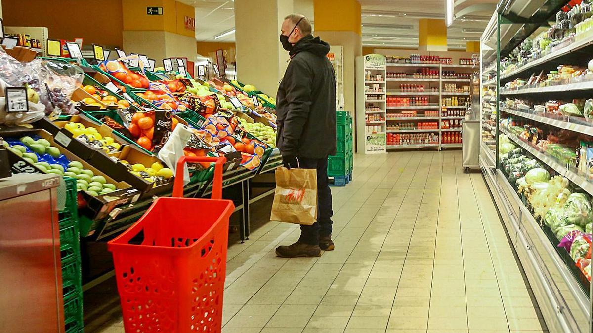 Un hombre compra en un supermercado de Zamora.