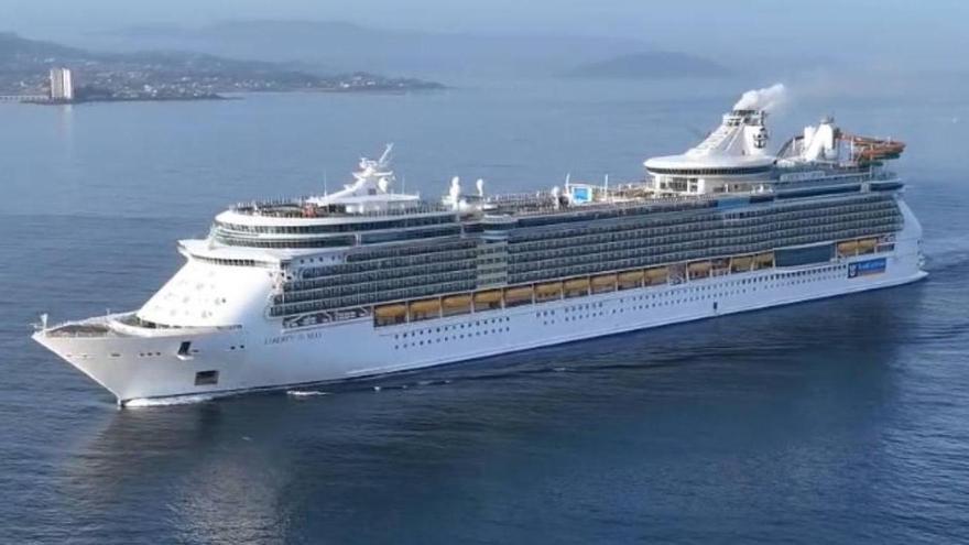 El megacrucero «Liberty of the Seas» debuta en Vigo con más de 3.000 pasajeros