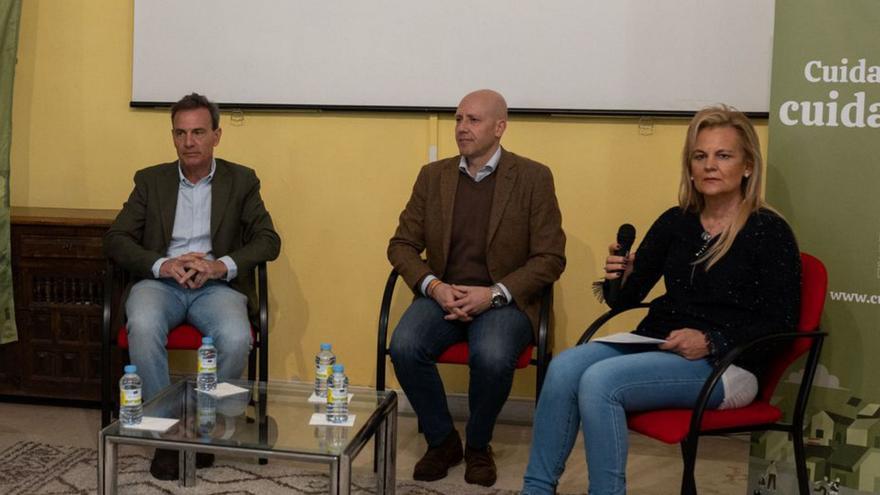 Eguaras, a la izquierda, durante el acto. |