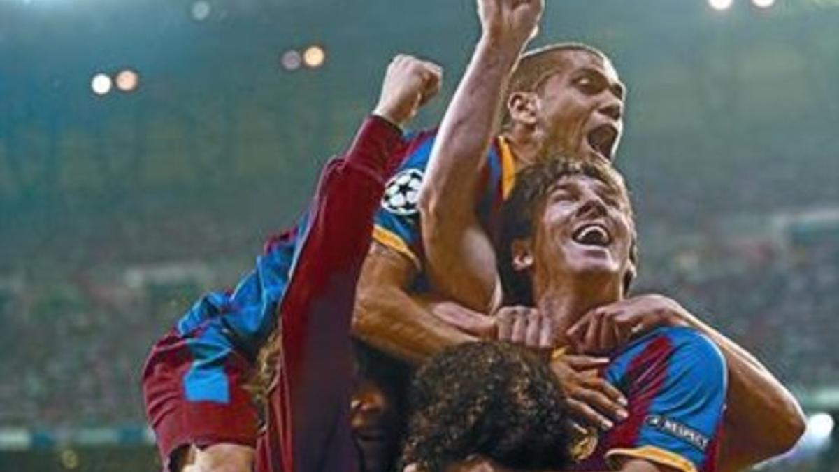 Milito (de espaldas) y Alves abrazan a Messi tras marcar el segundo gol del Barça en el Bernabéu.