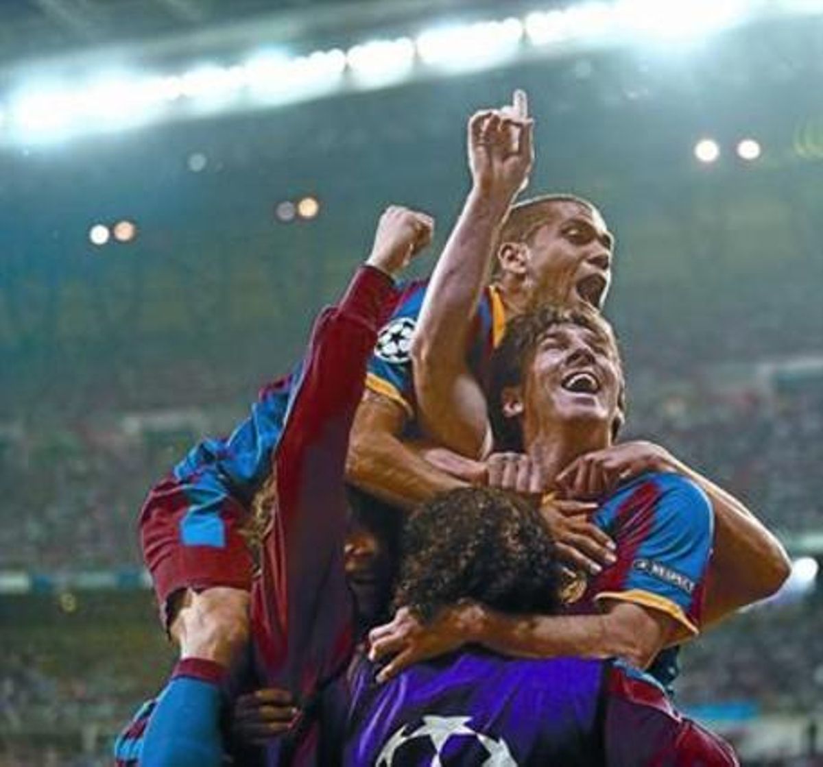 Milito (d’esquena) i Alves abracen Messi després de marcarel segon gol del Barça al Bernabéu.
