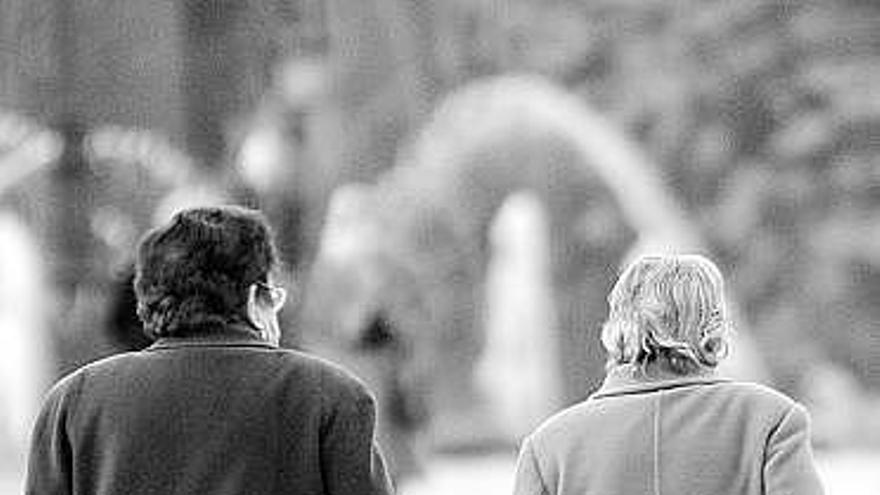 Dos mujeres mayores, paseando por una calle de Oviedo.