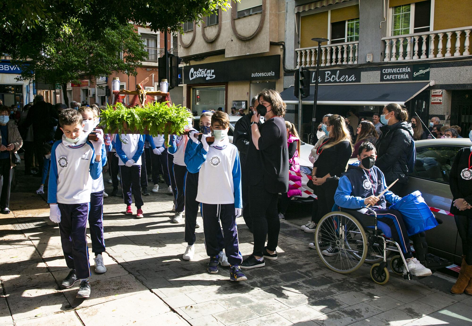 Alumnos de 3 a 16 años del colegio Jesús-María de Villafranqueza sacan seis tronos en procesión