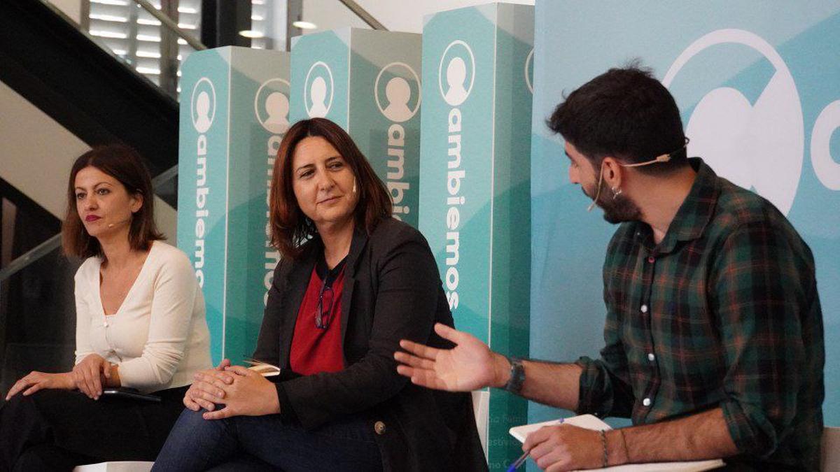 Rosa Pérez Garijo en un acto de campaña con Sira Rego.