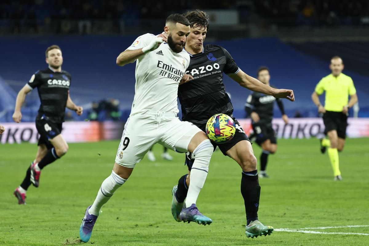 MADRID, 29/01/2023.- El delantero francés del Real Madrid, Karim Benzema (i), disputa el balón ante el defensa francés de la Real Sociedad, Robin Le Normand, durante el encuentro correspondiente a la jornada 19 de primera división que disputan hoy Domingo en el estadio Santiago Bernabéu, en Madrid. EFE / Roodrigo Jiménez.