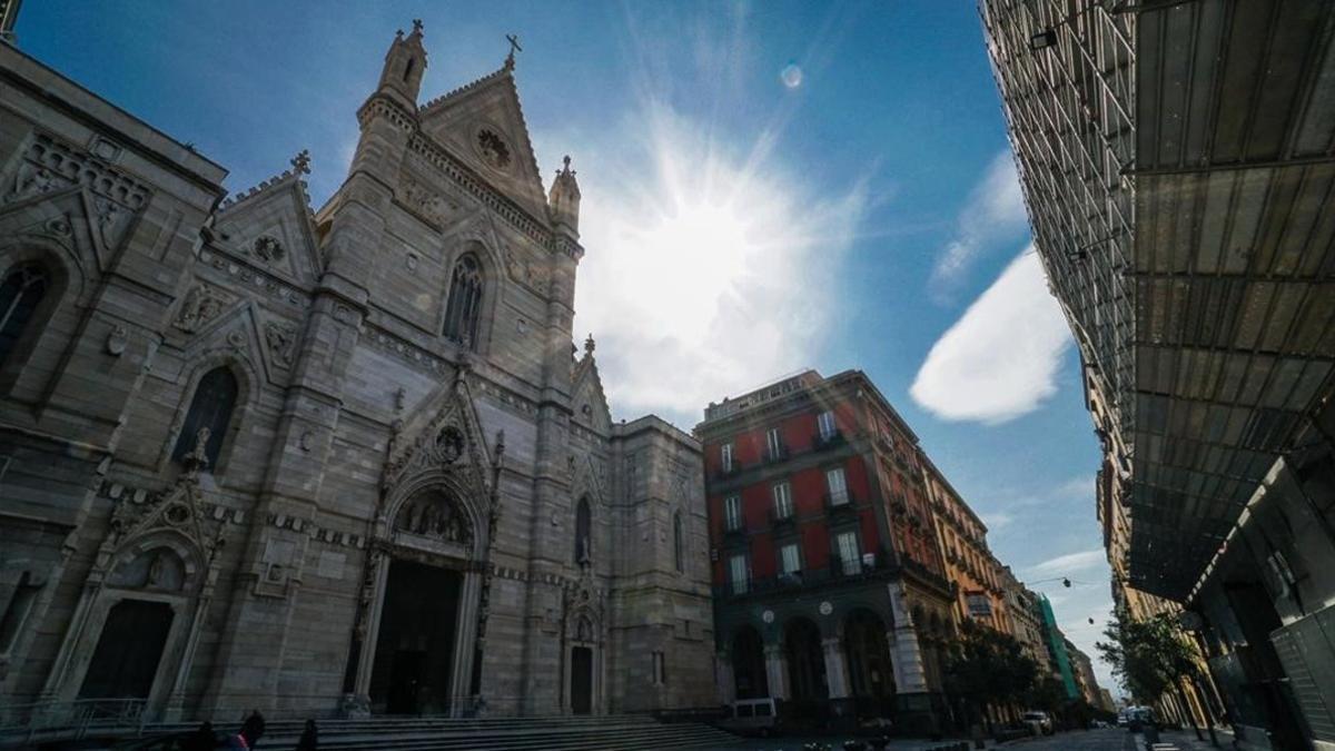 El Duomo de Nápoles completamente vacío hoy, Domingo de Ramos.