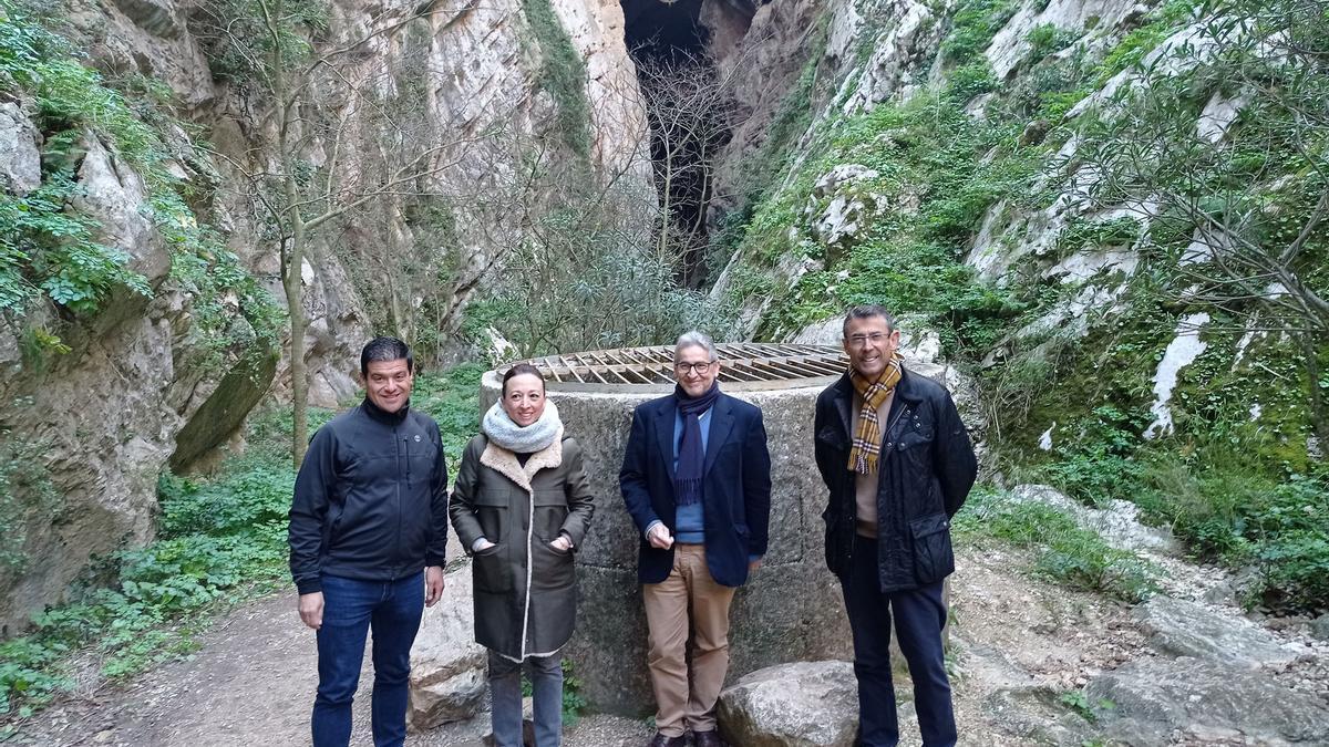 Representantes municipales y regionales, frente a la entrada de la cueva del Hundidero.