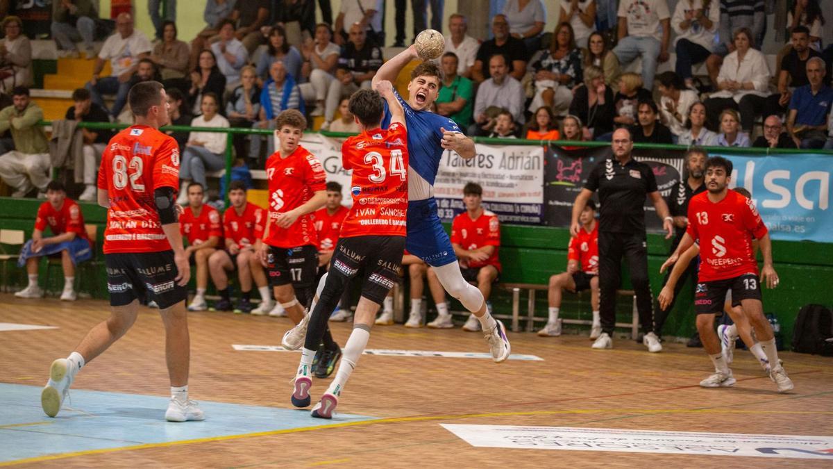 Derbi de principio de temporada entre el Balonmán Culleredo y el OAR Attica 21 en el pabellón de O Tarrío. |  Germán Barreiros / Roller Agencia