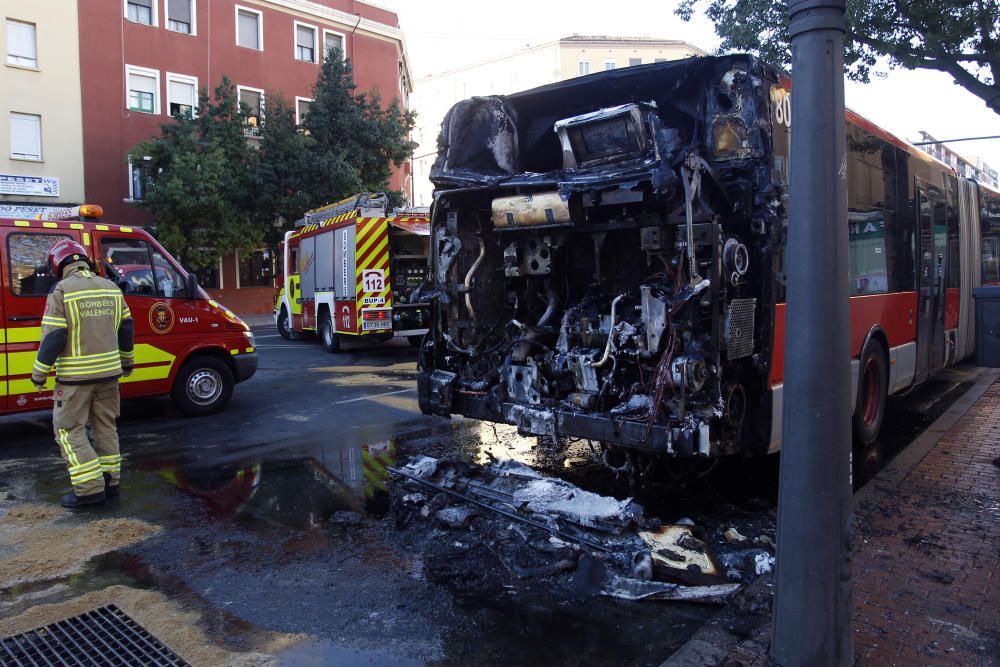 Un autobús de la EMT se incendia en Valencia