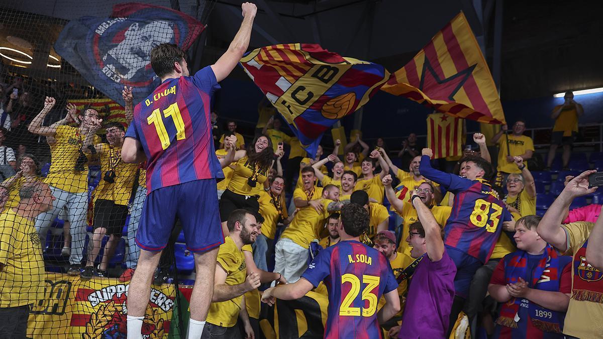 La afición, los jugadores y el cuerpo técnico del Barça se fundieron en una fiesta para celebrar la clasificación para la Final Four