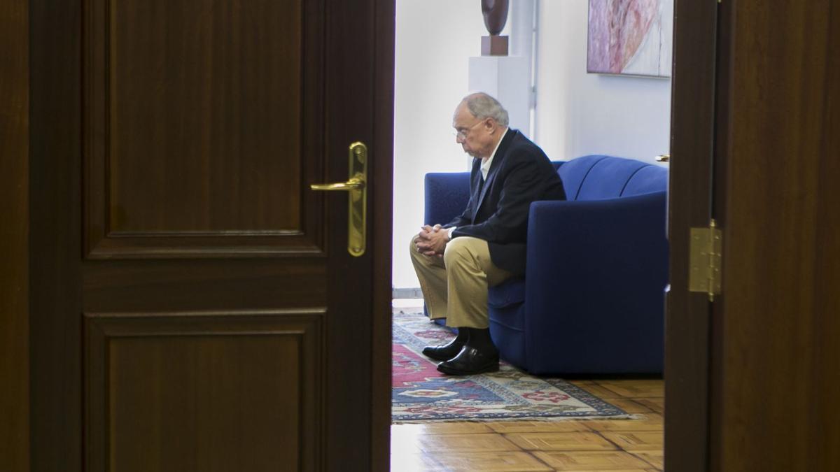 Antonio Suárez, presidente de la FIFLP, sentado en una sala de la Casa Palacio en una recepción en el Cabildo de Gran Canaria, al inicio de su último mandato. | | QUIQUE CURBELO