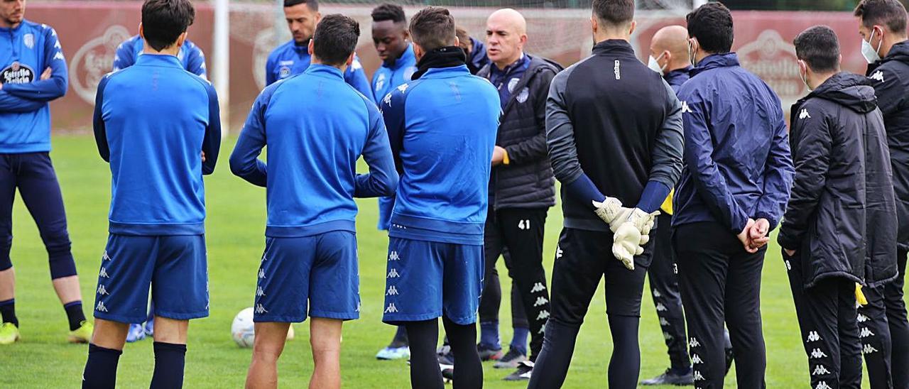 Luis César Sampedro –centro, de cara– dando la charla técnica durante el entrenamiento de ayer del CD Lugo. | | CDLUGO