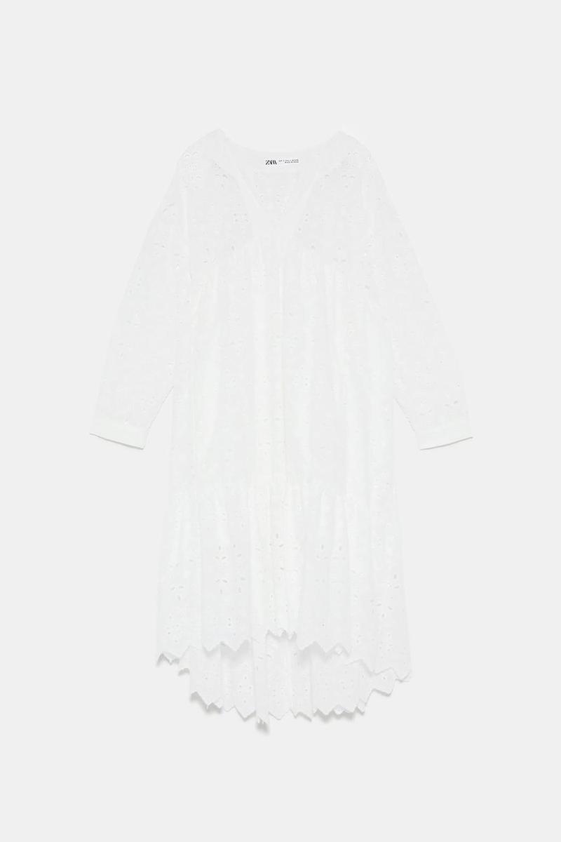 Vestido blanco con bordados perforados de Zara. (Precio: 59, 95 euros)