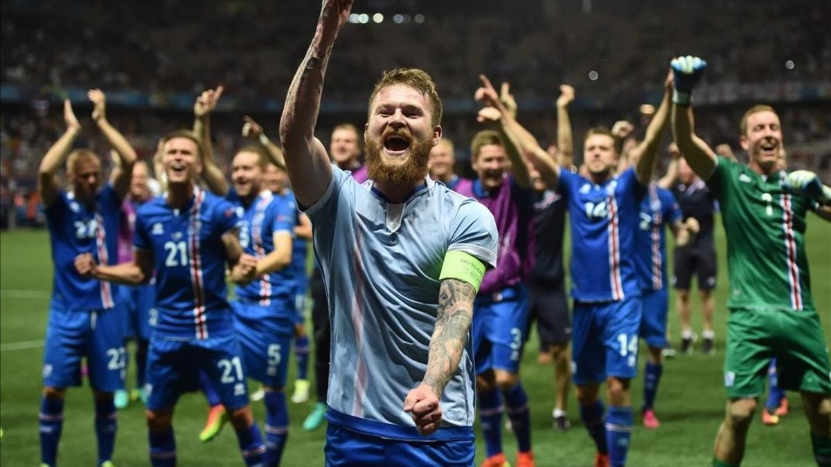 Aron Gunnarsson y sus compañeros de la selección de Islandia celebran la victoria frenta a Inglaterra.