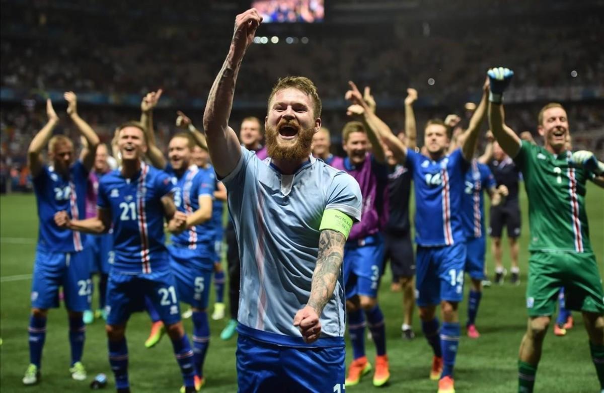 Aron Gunnarsson y sus compañeros de la selección de Islandia celebran la victoria frenta a Inglaterra. 