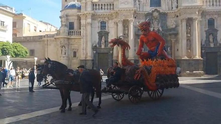 Las mujeres se suben a una de las carrozas del desfile extraordinario del Entierro de la Sardina: "Son tripulantes"