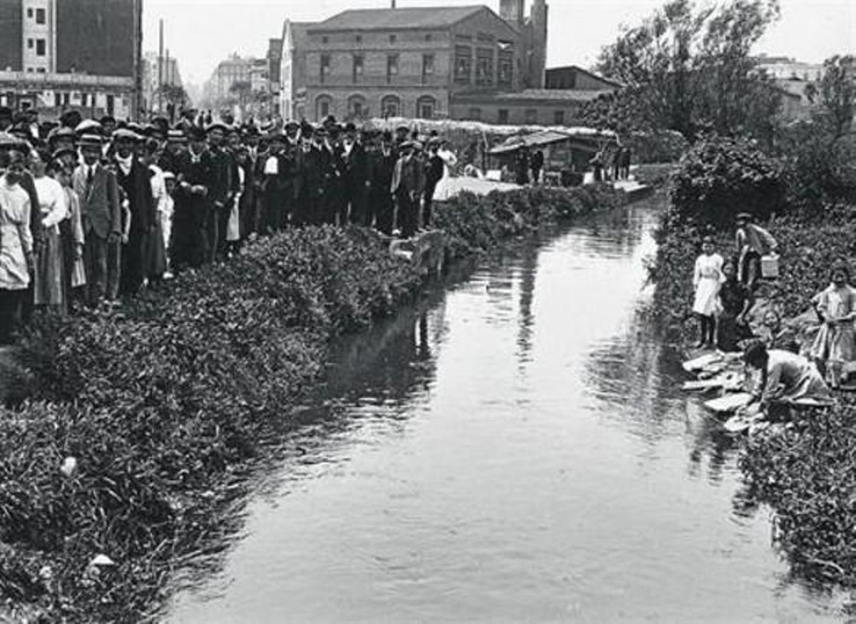 El Rec Comtal, desviatCiutadans el dia de la inauguració de les obres, el 1916. El Rec Comtal, desviatCiutadans el dia de la inauguració de les obres, el 1916.
