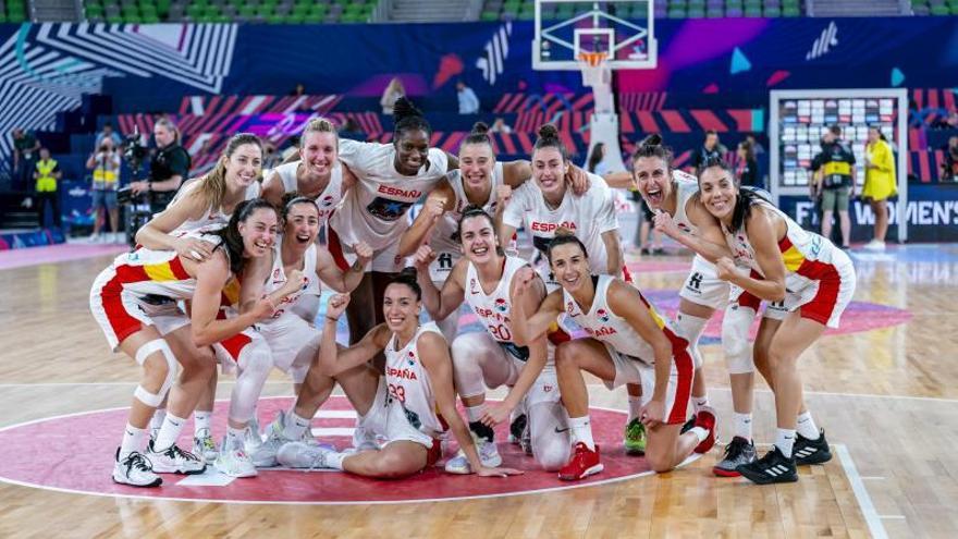 Las jugadoras de la selección española celebran su victoria. // FEB