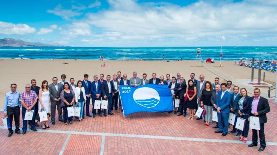 Foto de familia en Las Canteras tras la entrega de las banderas.