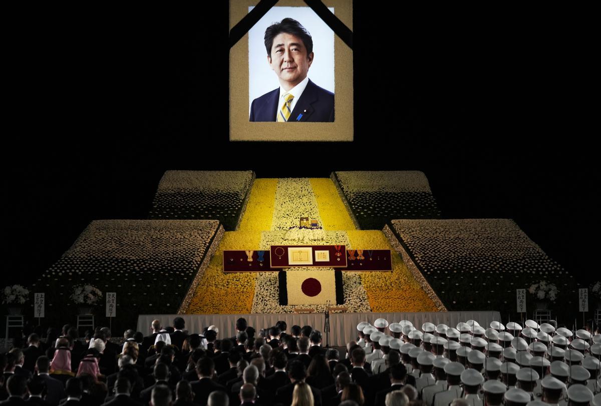 -FOTODELDÍA- TOKIO, 27/09/2022.- Un retrato del ex ministro japonés Shinzo Abe en el escenario durante el funeral de estado del ex ministro en Nippon Budokan en Tokio, Japón, este martes. Miles de personas se han reunido en Tokio para asistir al funeral de estado de este ex ministro, incluidos mandatarios y representativos extranjeros de más de 200 países y organizaciones internacionales. EFE/ Franck Robichon / Pool