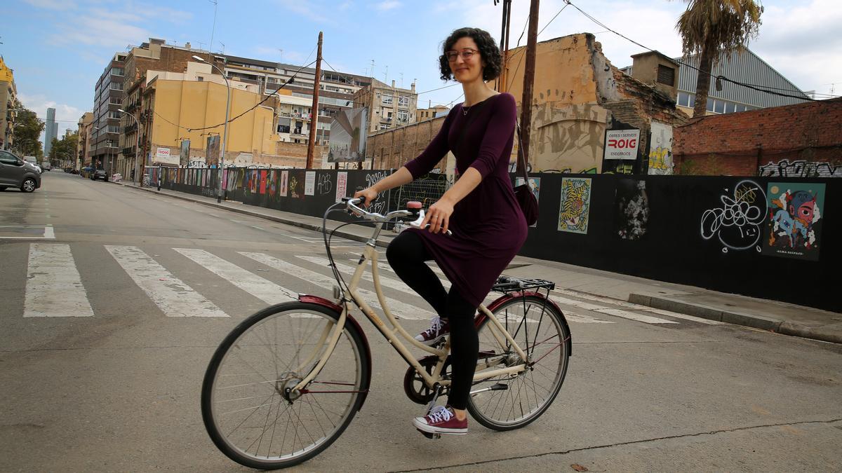 Esther, en bici, por las inmediaciones de Biciclot, en el Poblenou, el sábado por la mañana