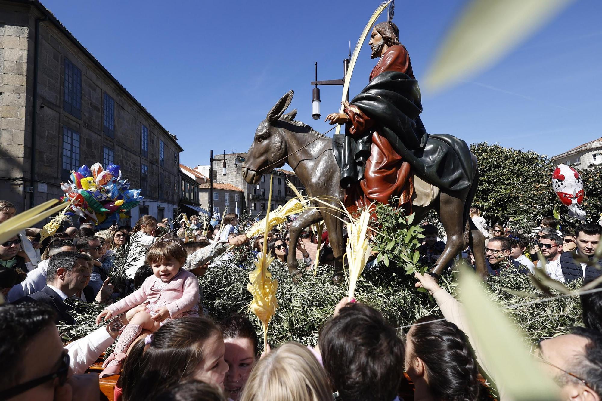 Cientos de fieles acuden a la procesión de la 'Burrita'