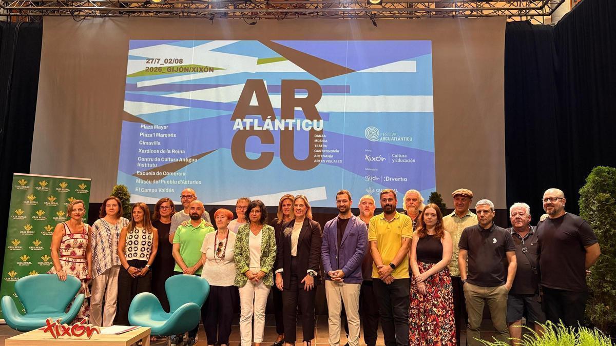 Ana Monserrat y Aitor Martínez junto a colaboradores, participantes y el equipo del festival "Arcu Atlánicu"