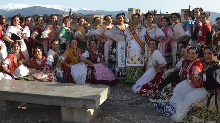 Las candidatas a Reina de la Huerta, en el Albaicín, con la Alhambra de Granada de fondo.