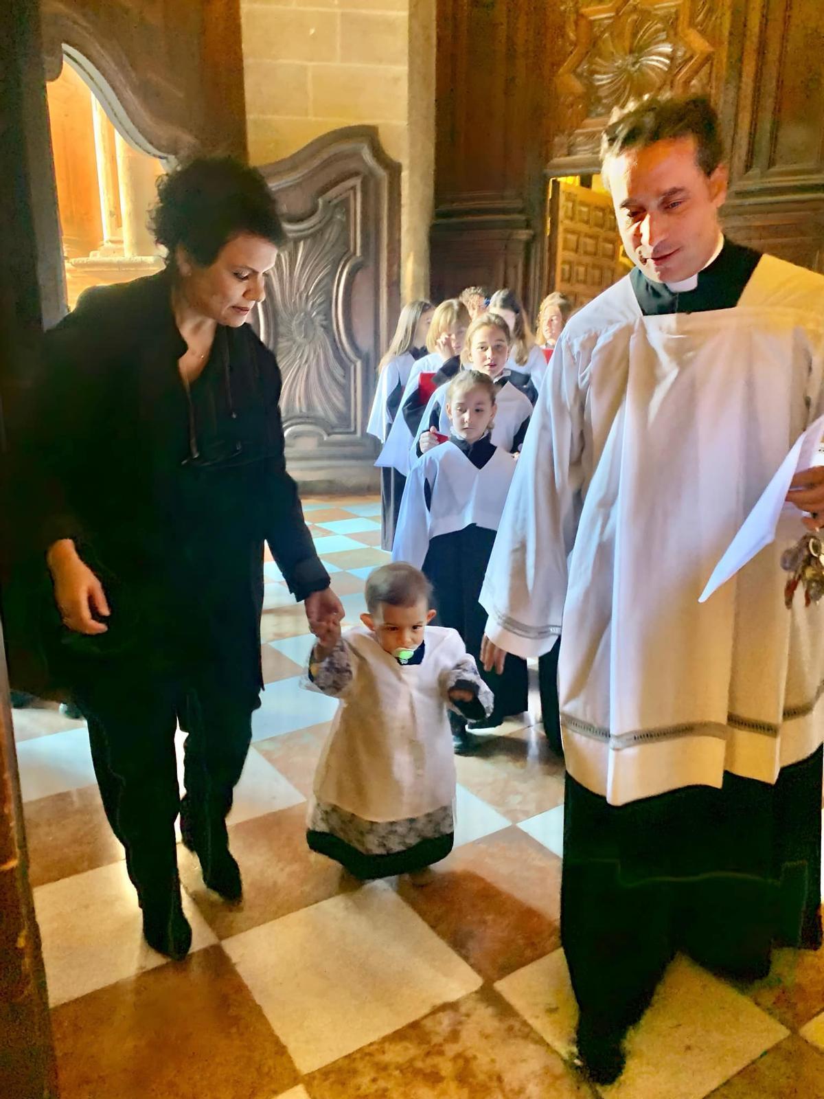 En la Catedral con Juanillo, el ‘puer cantor’ más joven y su madre, en la misa funeral por Benedicto XVI.