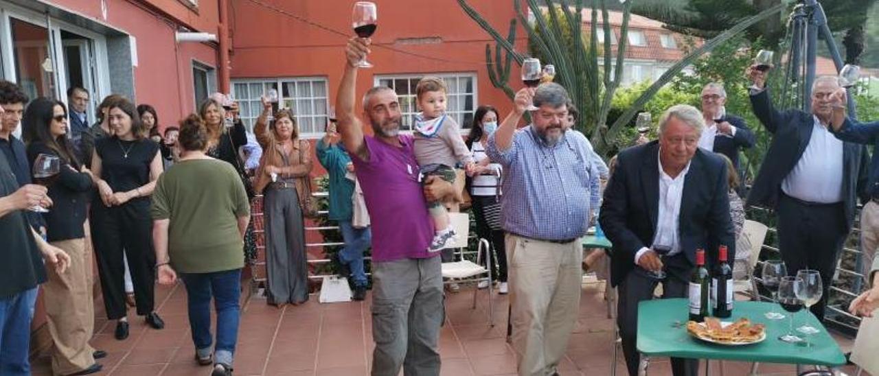 Familiares y amigos alzan sus copas para brindar en memoria de Cristina Fontán Domínguez, de Rampesca.   | // SANTOS ÁLVAREZ
