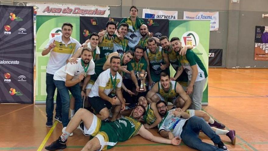 Los jugadores del Basket 4Life posan tras lograr un ascenso deportivo a la Liga EBA que no se ha concretado por cuestiones económicas.