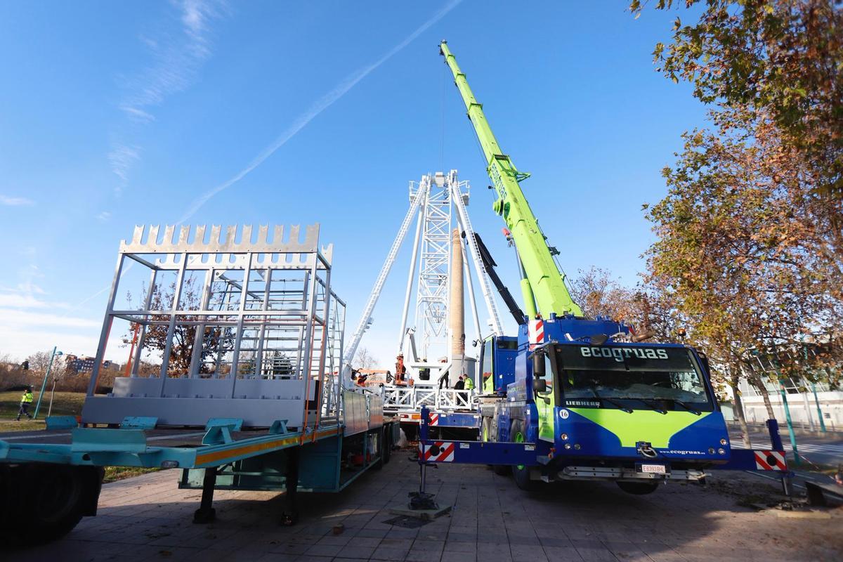 Una grúa durante los trabajos del montaje de la noria de Helios en Zaragoza