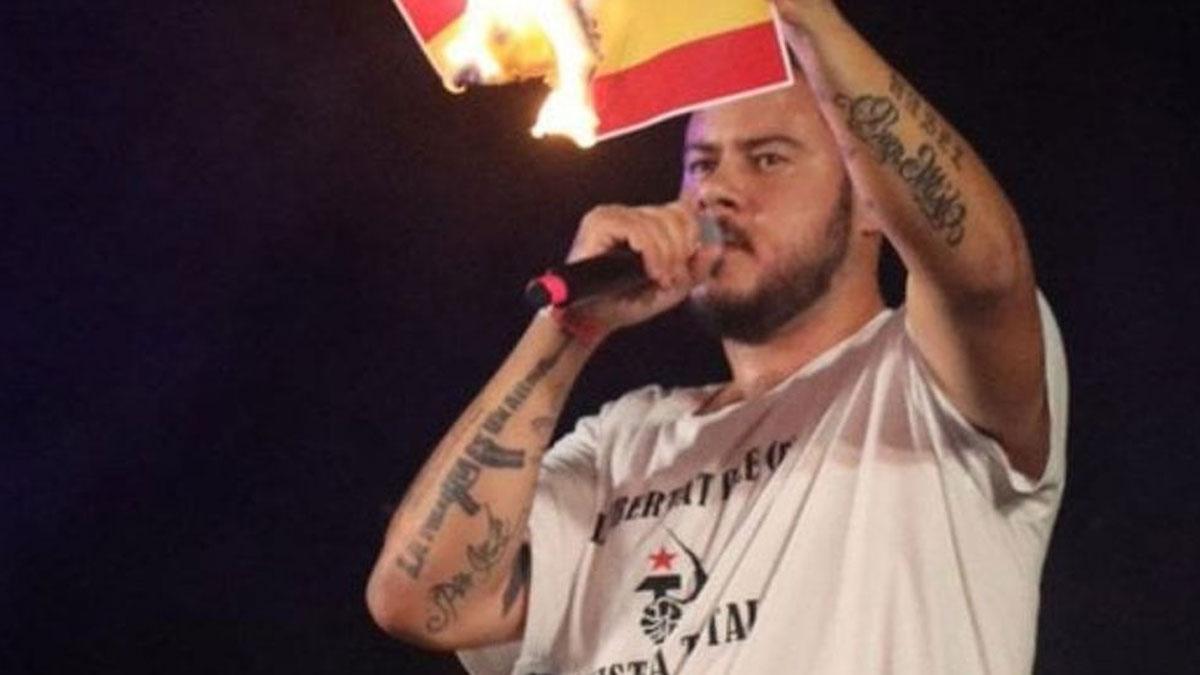 Pablo Hasél quemando una bandera española en Felanitx.