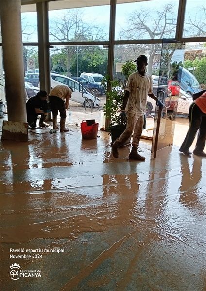 Monitores y voluntarios limpiaron el lodo.