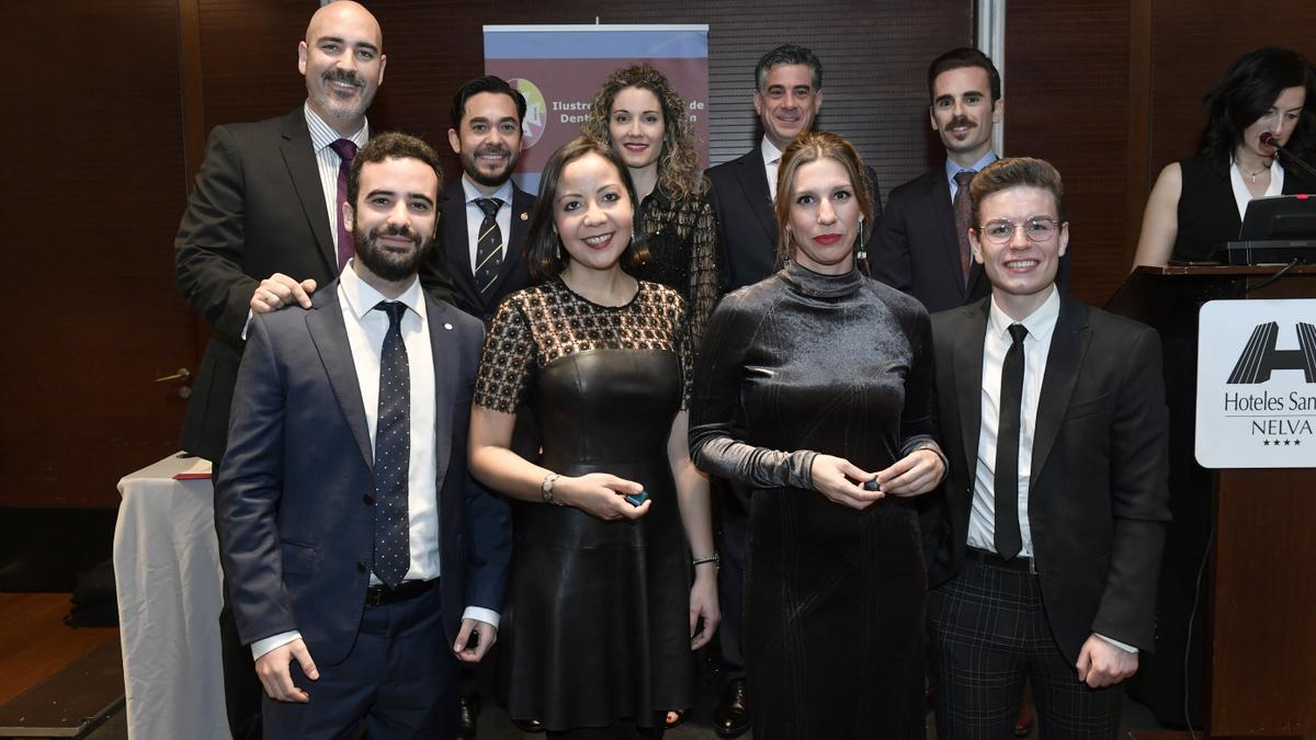 Un grupo de colegiados junto a representantes el Colegio en la gala anual del años 2020