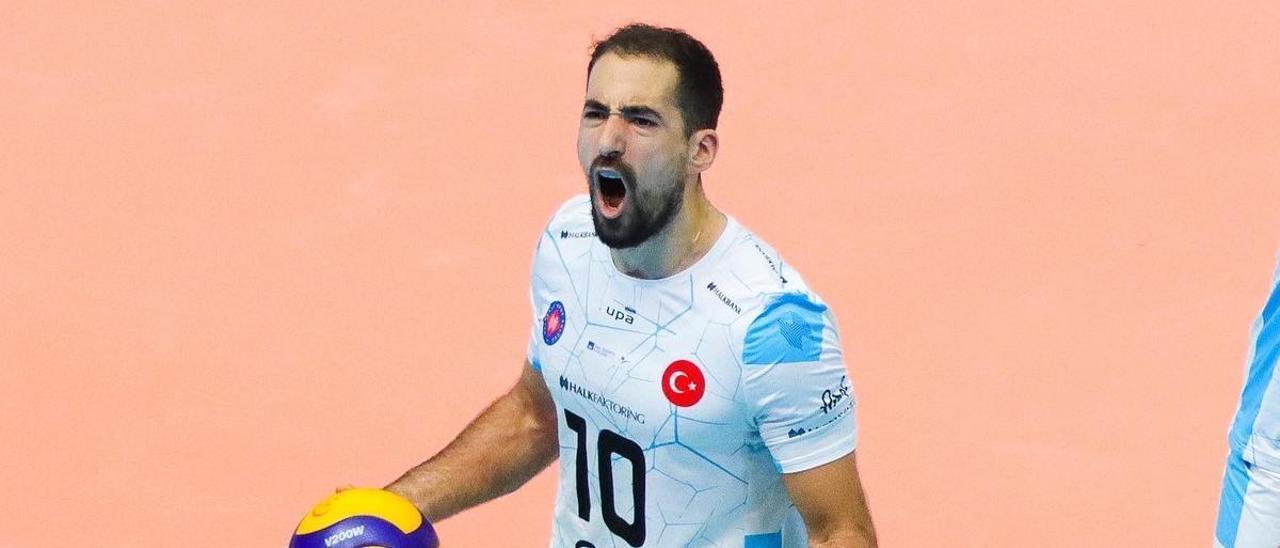 Nico Bruno celebra un punto con su equipo, el Halkbank Ankara turco