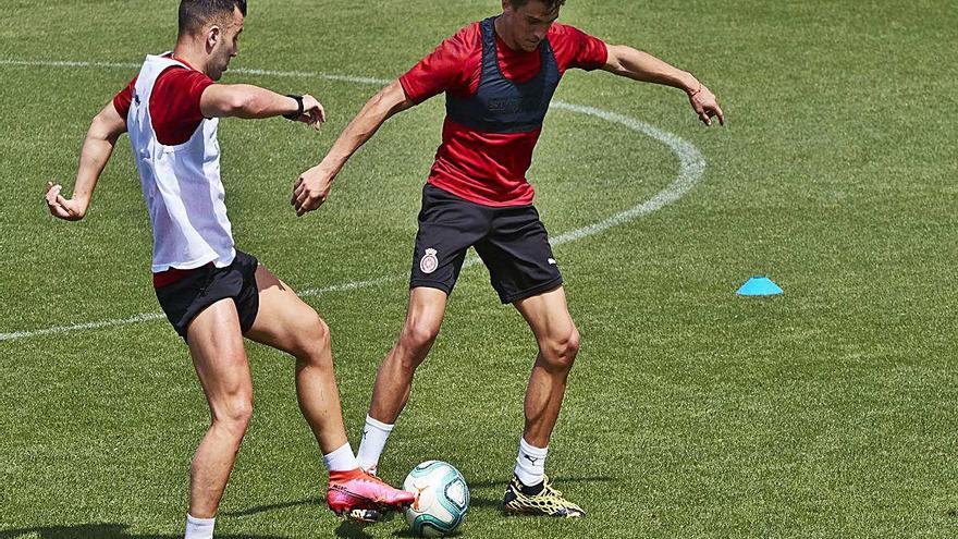 Joaquín Zeballos controla una pilota davant la pressió de Borja García durant l&#039;entrenament d&#039;ahir.