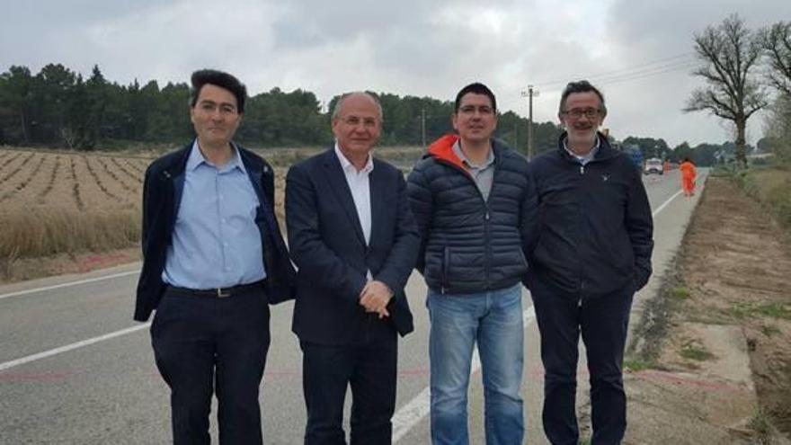 El director general y el alcalde, ayer junto a los técnicos.