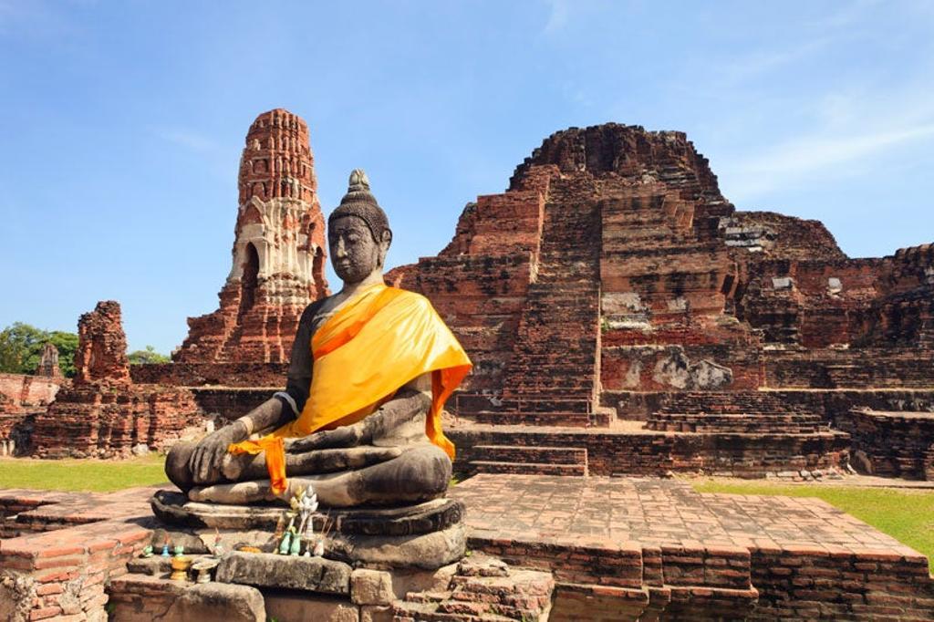 Ayutthaya, a unos 80 km de la capital, Bangkok, fue la capital del reino de Siam y un importante puerto de comercio internacional entre 1350 y 1767 hasta que fue arrasada por los birmanos. Las ruinas de la antigua ciudad de Ayutthaya son hoy un complejo arqueológico con palacios, templos budistas, monasterios y estatuas, una visita imprescindible.