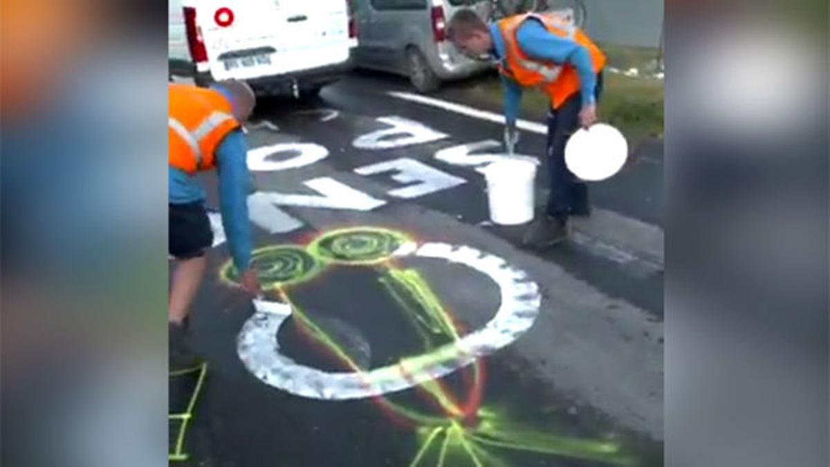 Continúa la plaga... Así trabaja a destajo la brigada que limpia los penes pintados en las carreteras del Tour