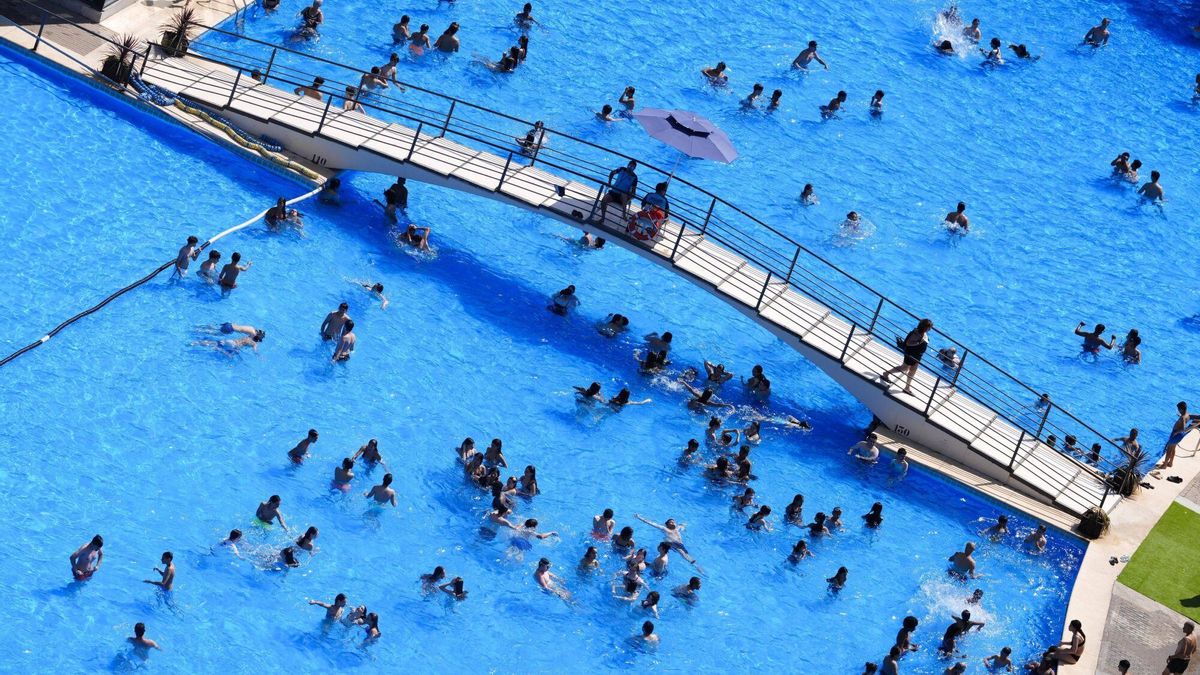 Bañistas en el Llac de Can Dragó.