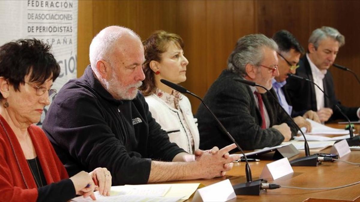 De izquierda a derecha, los periodistas Malen Aznárez, Ramón Lobo, Elsa Rodríguez, Aurelio Martín, Gervasio Sánchez e Iñaki Gil, este martes en Madrid.