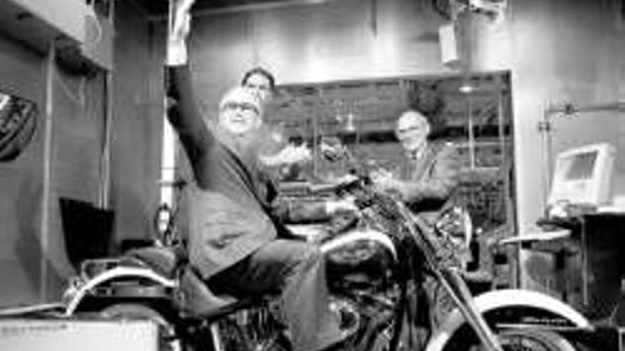 George Bush se divierte en la fábrica de Harley