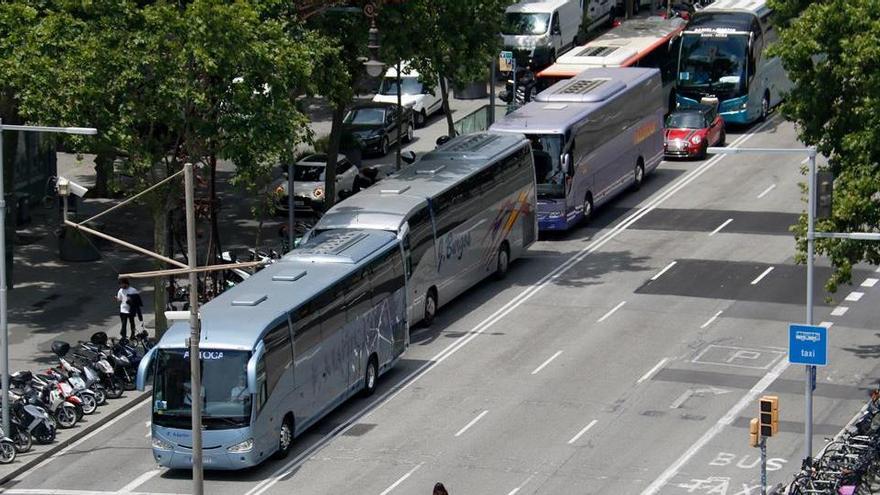 La marxa de protesta dels autocars al passeig de Gràcia de Barcelona