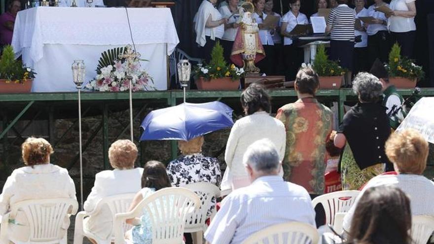 Rafael Santos Laso, cura emérito de Salinas, oficia la misa de campaña de La Braña.