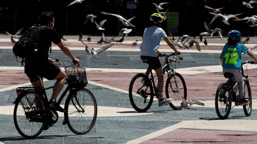 Un adulto en bici junto a dos menores en Madrid.