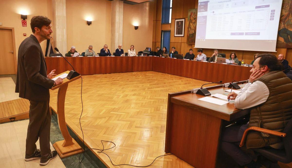 Un representante del IES Castro Alobre se dirige a los concejales de Vilagarcía. | IÑAKI ABELLA